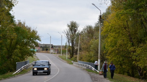 В Верхнем Мамоне осветили мост через Ольховку