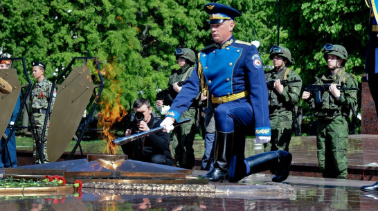 Воронежцы зажгли Вечный огонь на площади Победы