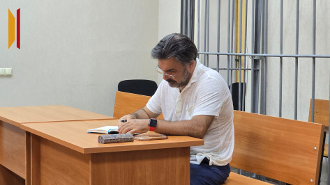 «Вам интересно только шоу!»: экс-директор воронежского автосалона «Гаус» отказался отвечать в суде, почему его клиенты не получили машины