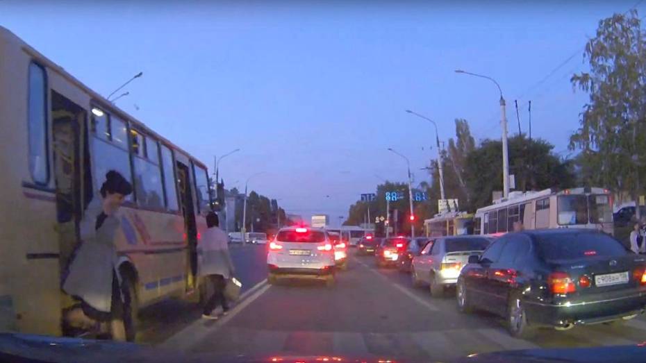 В Воронеже водитель маршрутки получил штраф за попавшее на видео нарушение