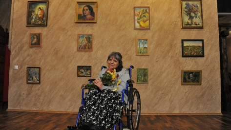 В Воронеже продлили благотворительную выставку художницы-колясочницы