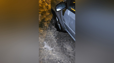 Провалившийся люк «поймал» машину в воронежском ЖК: видео