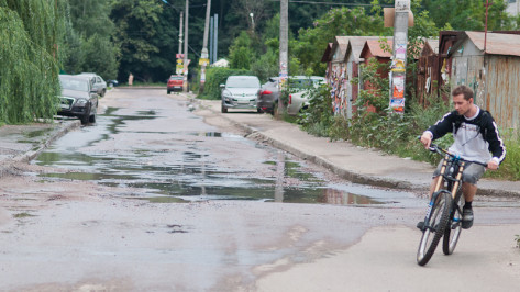 Из-за аварии на бесхозном водопроводе целый квартал по улице Ломоносова третий день заливает вода