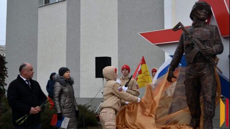 В Репьевке открыли памятник участникам СВО