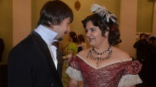 Воронежцы на балу научились танцевать котильон и па-де-грас 