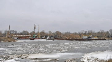  В семилукском порту на Дону сильным ветром от причала сорвало 4 баржи