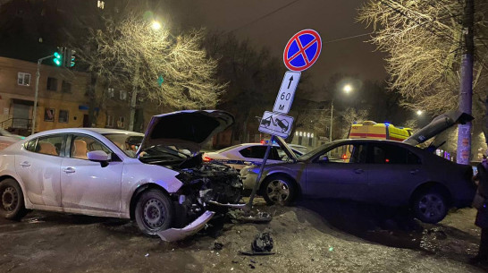 Три человека пострадали в столкновении двух иномарок на улице 9 Января в Воронеже