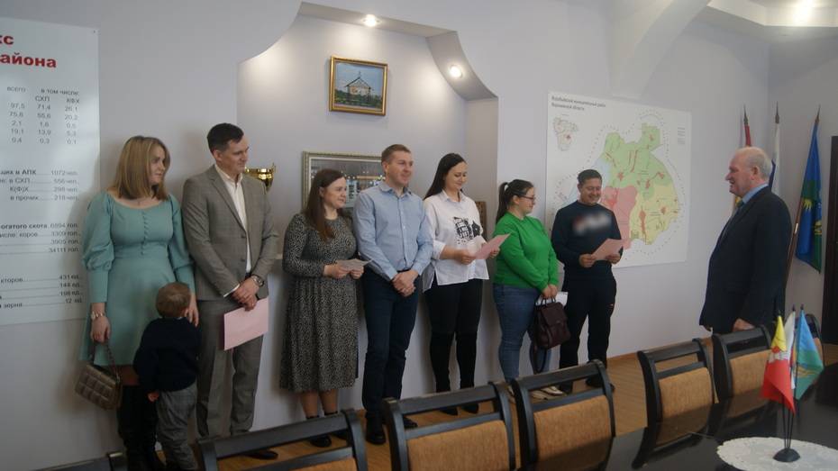 В Воробьевском районе 4 семьи стали обладателями свидетельств на улучшение жилищных условий