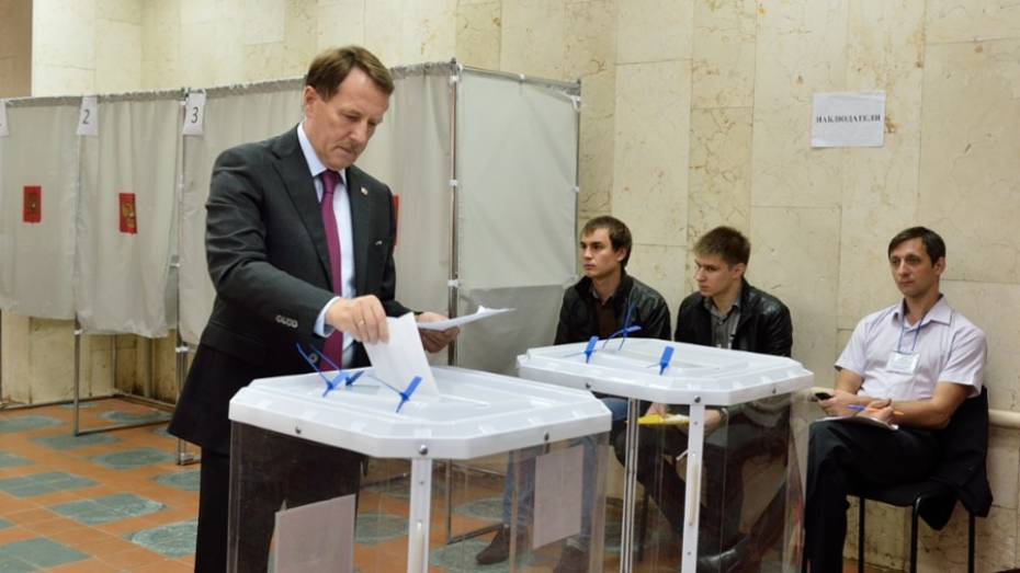 Воронежский губернатор проголосовал на выборах-2015