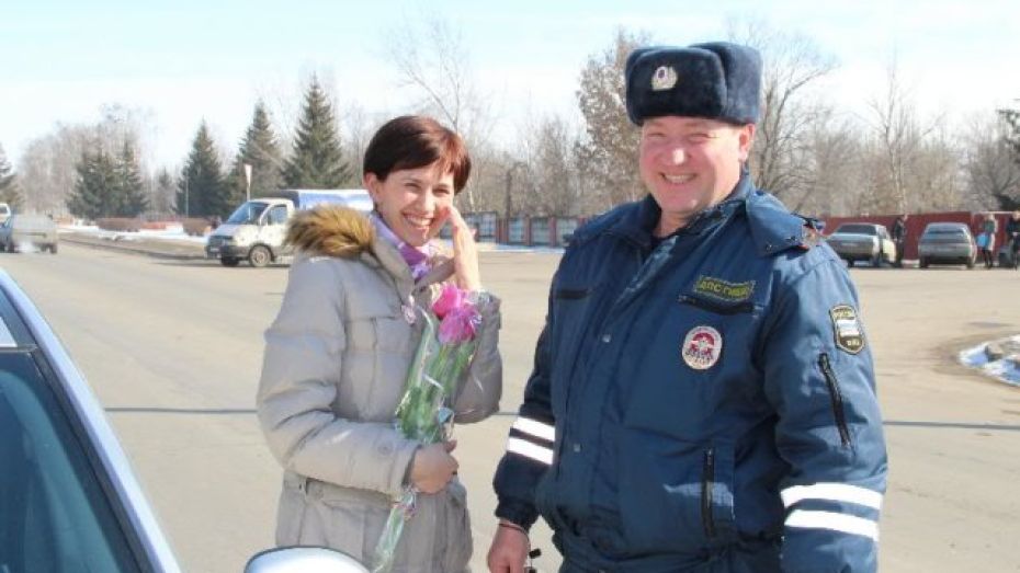 Новоусманские и россошанские сотрудники ГИБДД одарили женщин цветами
