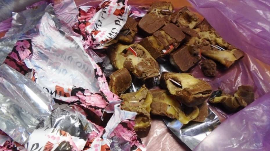 Жительница Воронежа попыталась передать заключенному сим-карты в шоколадных конфетах
