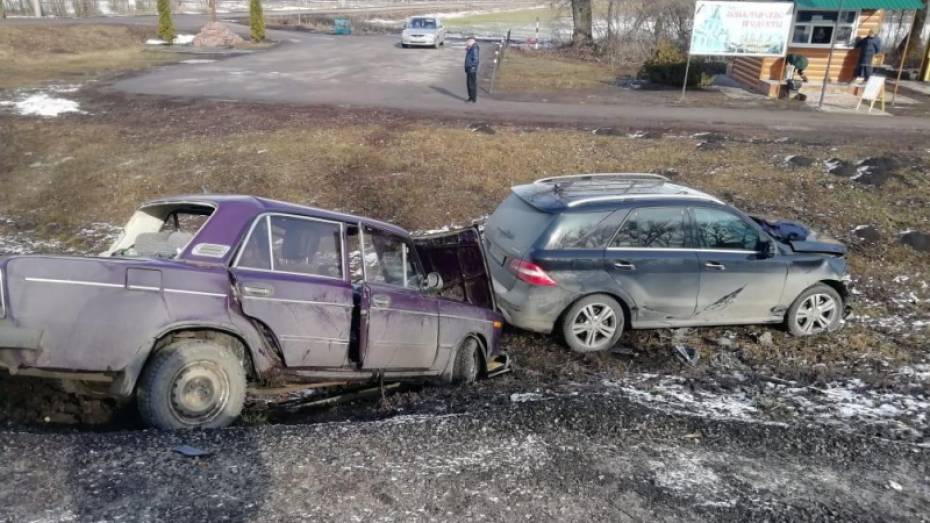 В Воронежской области иномарка врезалась в «шестерку»: 2 человека пострадали