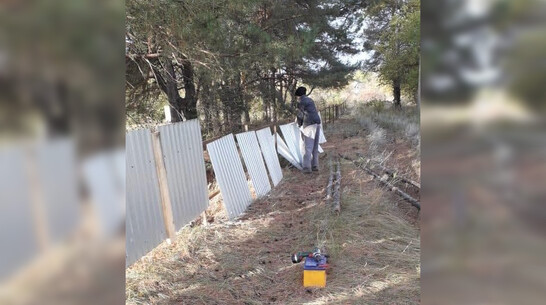 В петропавловском селе Дедовка активисты заменили деревянную изгородь на кладбище
