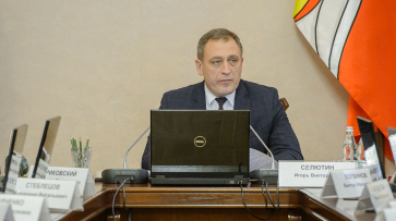 Владимир Путин наградил председателя Контрольно-счетной палаты Воронежской области Игоря Селютина