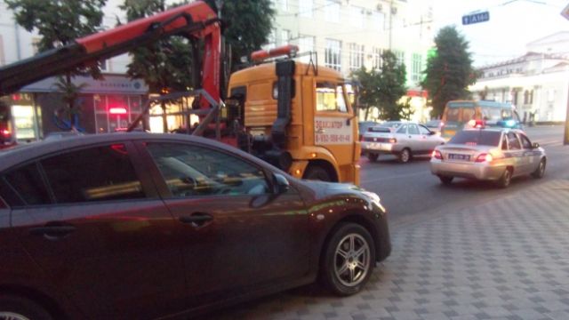 В Воронеже автоинспекторы начали охоту на неправильно припаркованные машины
