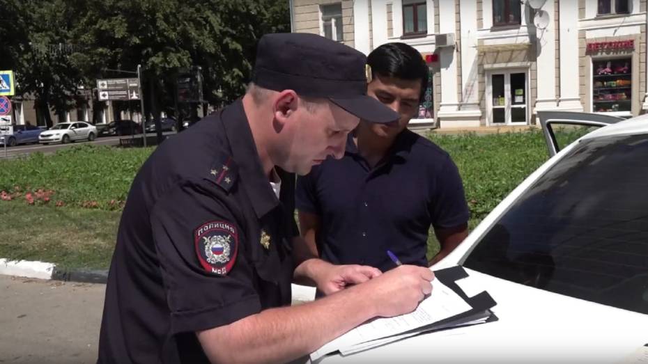 Воронежские полицейские выявили 8 таксистов-нелегалов