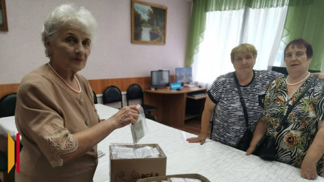 Каменские «серебряные» волонтеры передали бойцам СВО 400 комплектов сухого душа