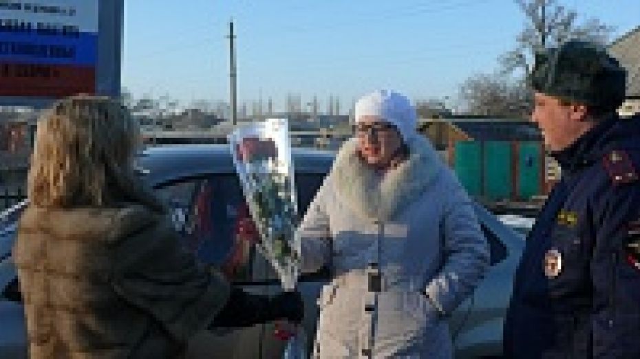 В Поворинском районе 8 марта госавтоинспекторы дарили женщинам цветы