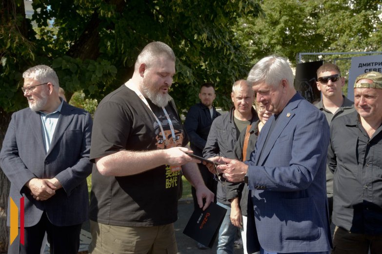А.В.Гусев изучает современное искусство