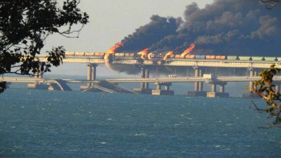 Три человека погибли в результате взрыва грузовика на Крымском мосту