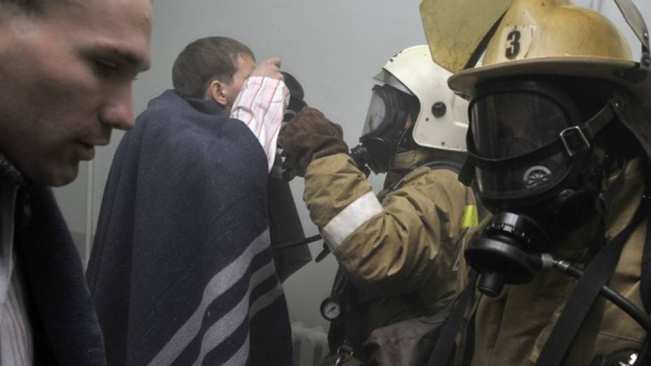 В Воронеже из-за пожара на балконе в многоэтажке пришлось эвакуировать 30 человек
