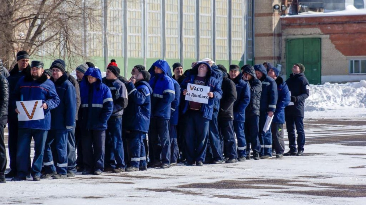 Сотрудники воронеж. Сотрудники завода. Воронежский авиационный завод. Работники компании. Своих не бросаем Воронеж.