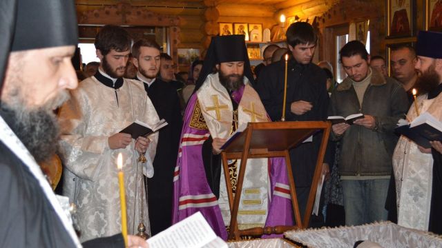 В Белогорском монастыре Подгоренского района перезахоронили останки последнего в 20 веке настоятеля