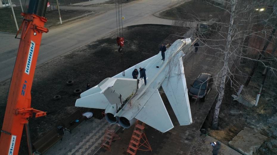 Бомбардировщик Су-24М установили в музее под открытым небом в Новой Усмани