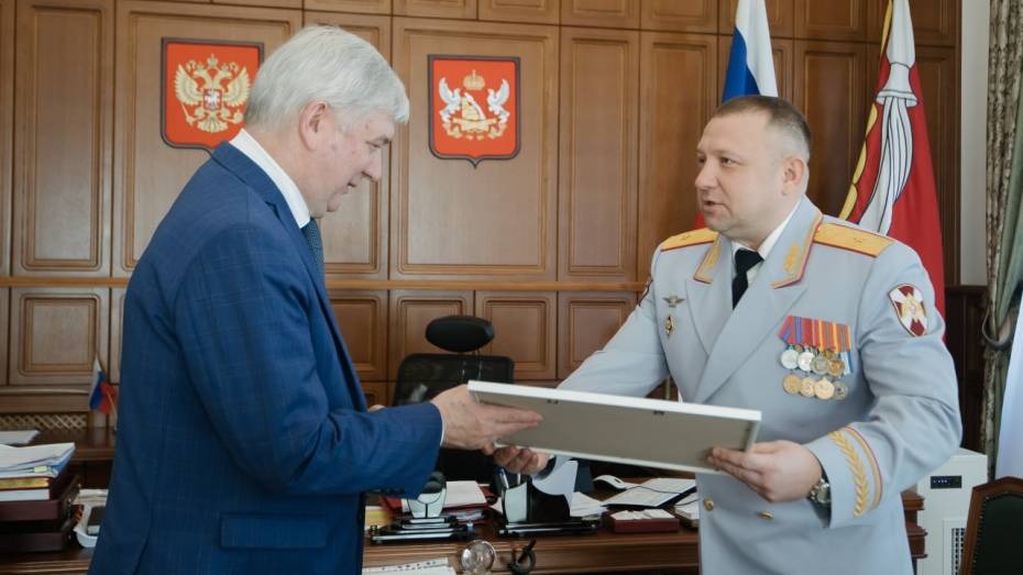 Воронежскому губернатору передали почетную грамоту от директора Росгвардии РФ