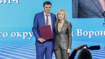 Мэр Сергей Петрин поздравил с 20-летием Контрольно-счетную палату Воронежа