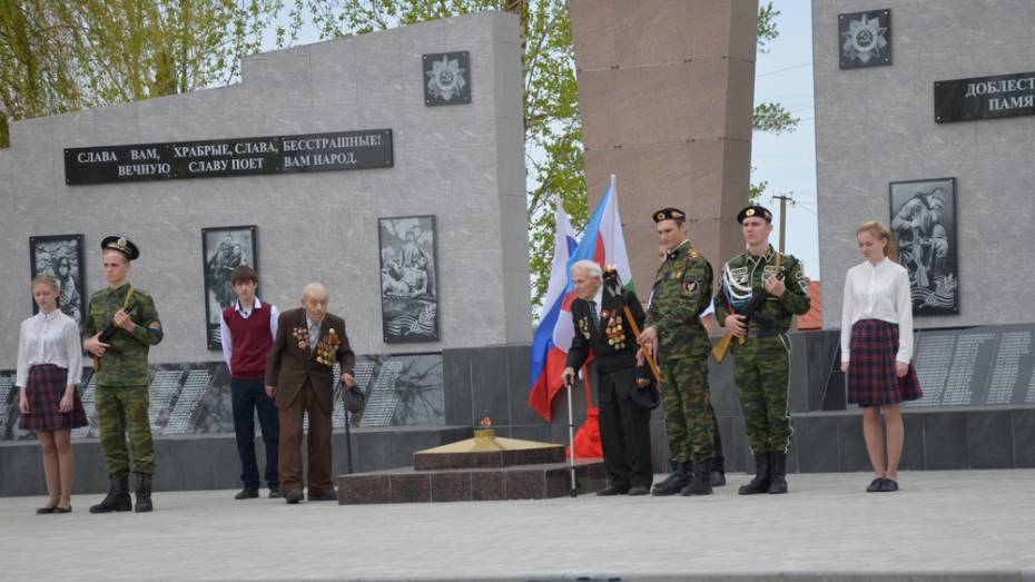 В верхнемамонском селе открыли сквер Победы и 2 мемориала
