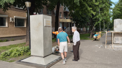 Новый постамент памятника Сергею Есенину привезли в Воронеж