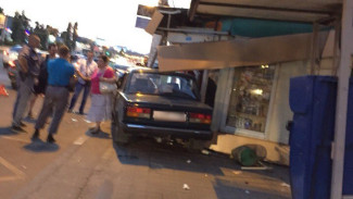 В Воронеже «ВАЗ» на буксире врезался в киоск на остановке