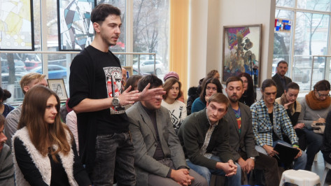 Воронежские деятели культуры обсудили выставку молодых художников