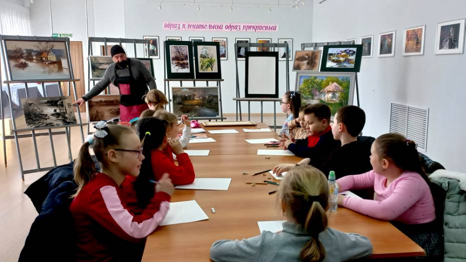 Для детей из ЛДНР организовали встречу с калачеевским художником Геннадием Бабенко