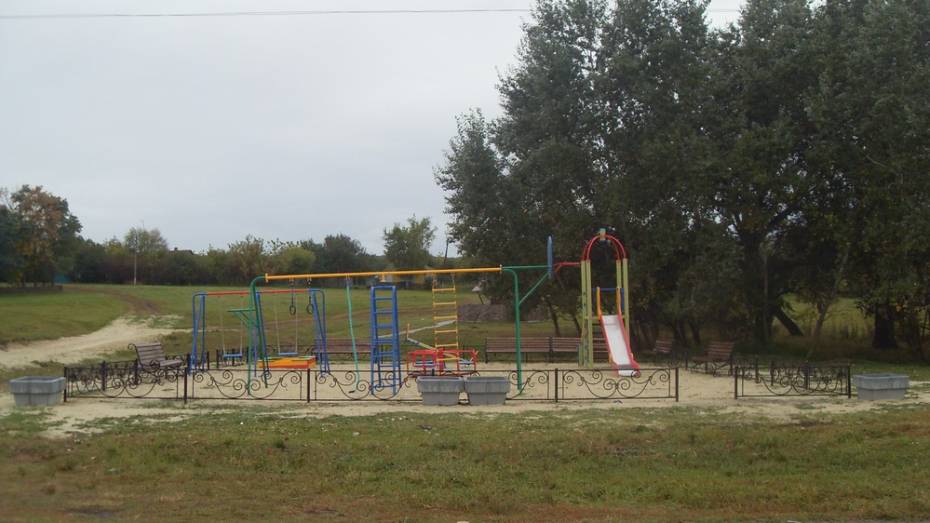 В кантемировском хуторе Хрещатый активисты сделали первую детскую площадку