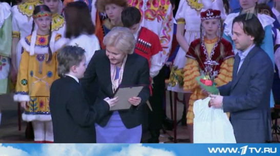 Вице-премьер Ольга Голодец вручила воронежскому школьнику путевку в «Артек»