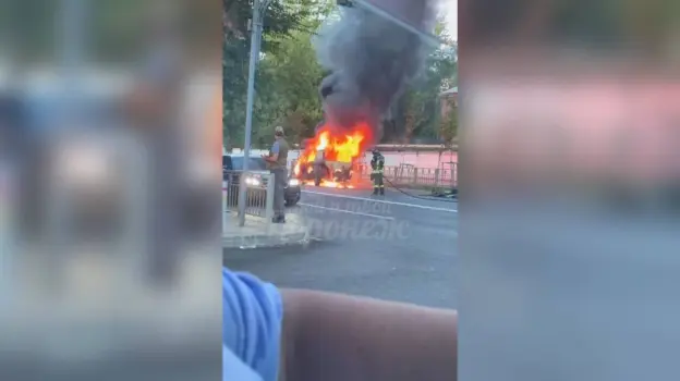 Полыхающую машину на улице Краснознаменной сняли на видео в Воронеже