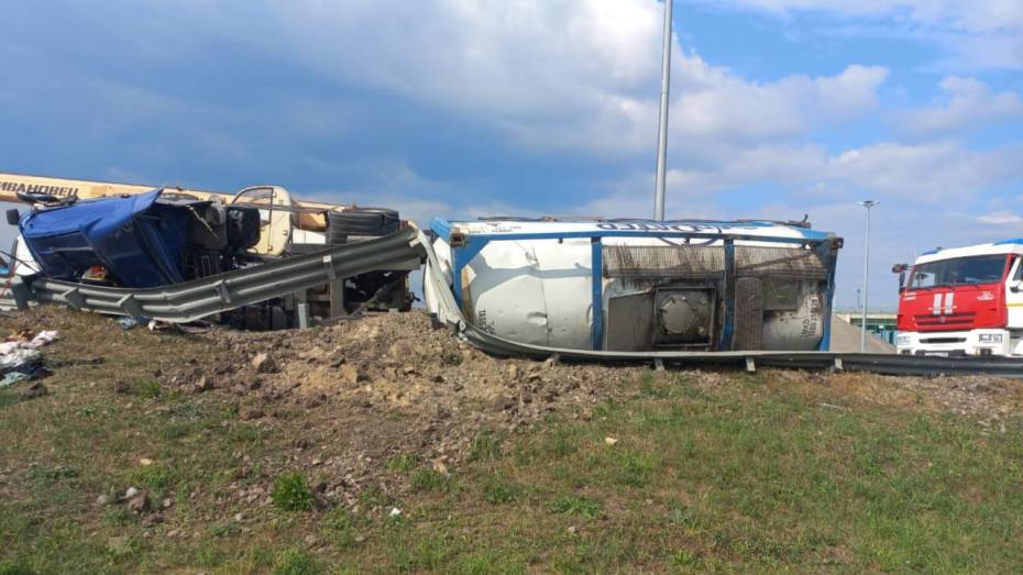 Грузовик Scania опрокинулся на трассе под Воронежем