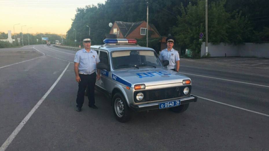 Воронежские полицейские помогли питерским супругам с ремонтом машины на трассе