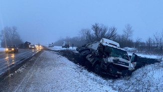 Фура и трактор вылетели с дороги в разные стороны после аварии в Воронежской области