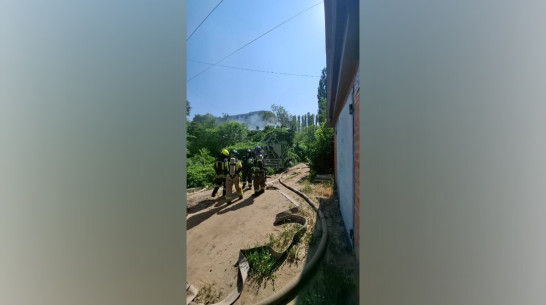 Пожар в доме на улице 121-й Стрелковой Дивизии в Воронеже сняли на видео