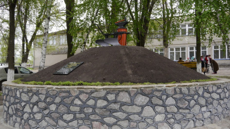 В Верхнемамонском районе появился памятник труженикам тыла