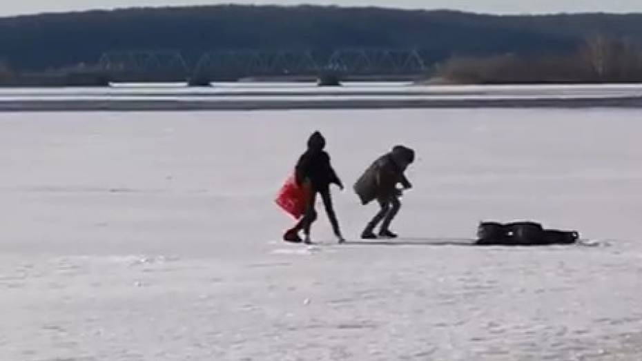 Опасные развлечения воронежских школьников на льду попали на видео
