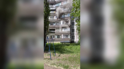 В Воронеже хозяйка горящей квартиры вылезла с балкона, чтобы спастись