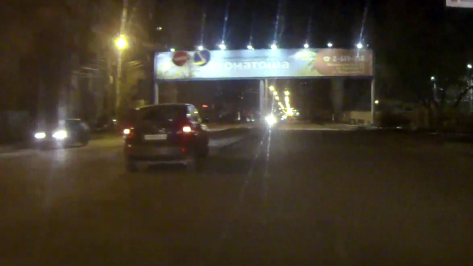 В Воронеже врезавшаяся в дорожный знак иномарка попала на видео
