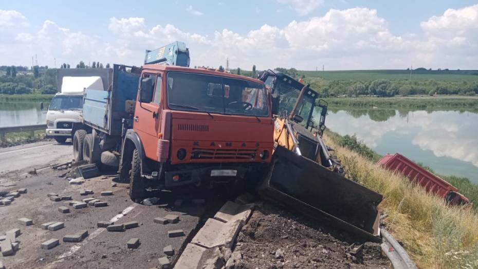 Пять человек пострадали при столкновении 3 грузовиков и манипулятора на трассе в Воронежской области