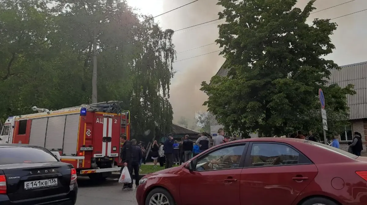 В Воронеже загорелся дом на проспекте Труда: видео