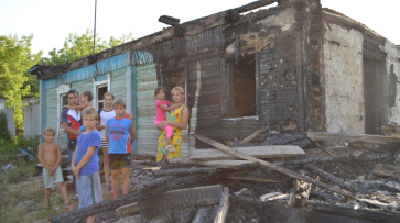 Многодетная семья из Воронежской области после пожара осталась без жилья