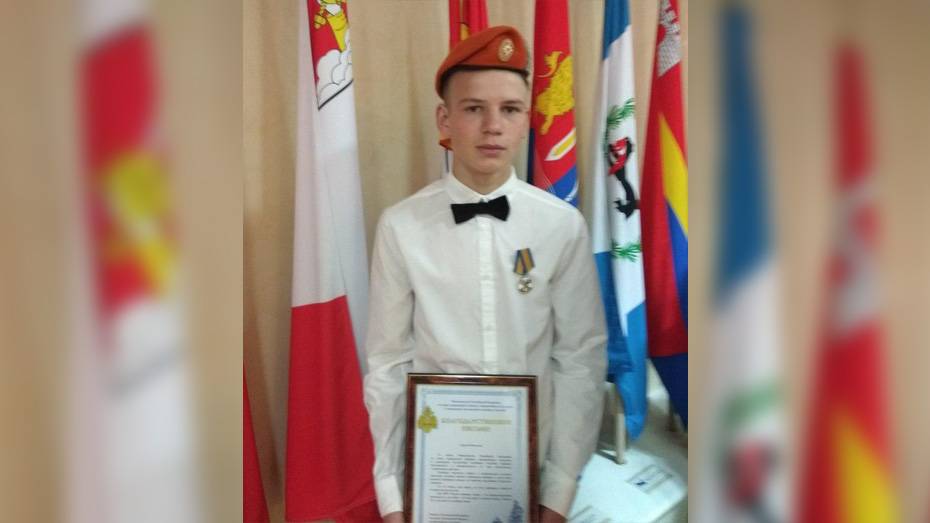 Школьника из Воронежской области наградили медалью «За мужество в спасении»